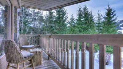 Living room; wood floor, natural light, modern style, high ceiling