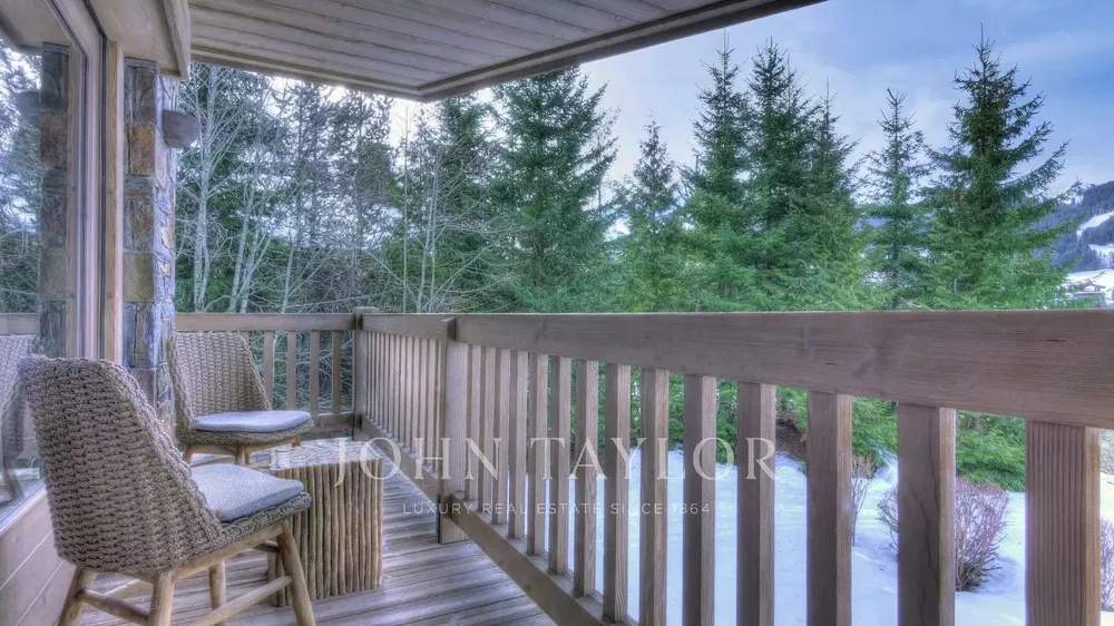 Oturma odası; ahşap zemin, doğal ışık, modern stil, yüksek tavan