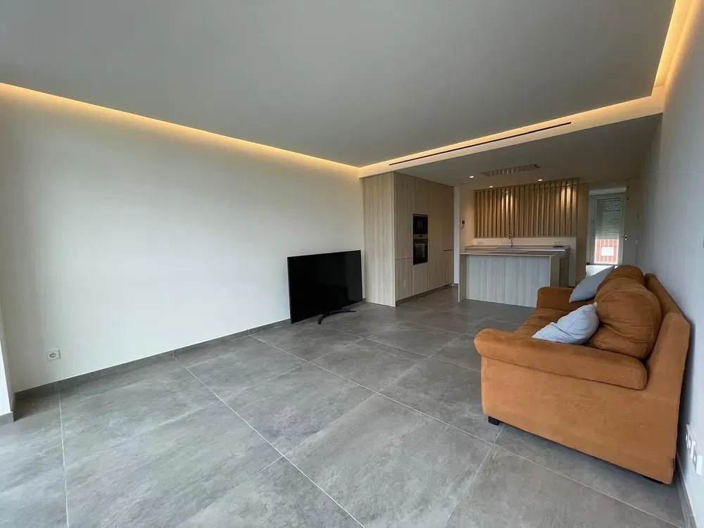 Wohnzimmer; holzboden, tageslicht, moderner stil, hohe decken