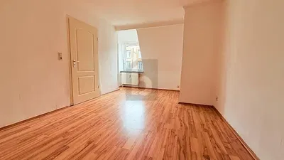 Σαλόνι; ξύλινο πάτωμα, φυσικό φως, μοντέρνο στυλ, ψηλά ταβάνια