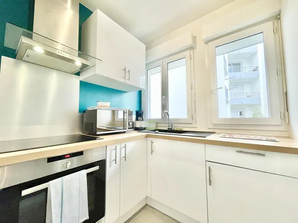 Mutfak; mutfak aletleri, ahşap zemin, doğal ışık, modern stil, tadilatlı