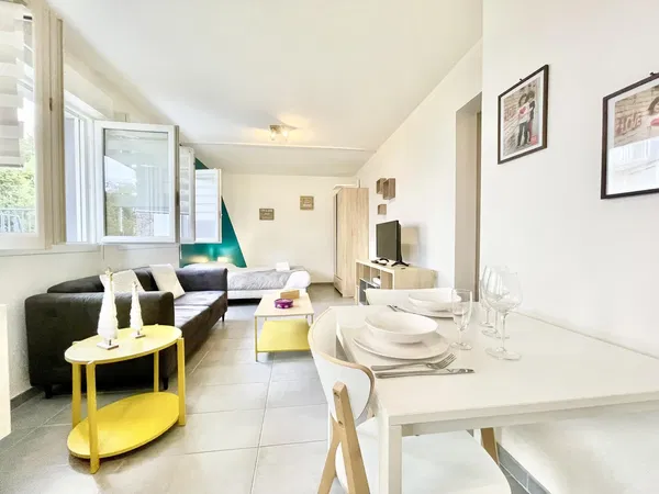 Woonkamer; houten vloer, natuurlijk licht, moderne stijl, hoge plafonds