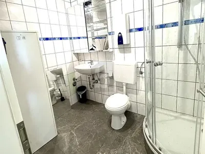 Living room; wood floor, natural light, modern style, high ceiling