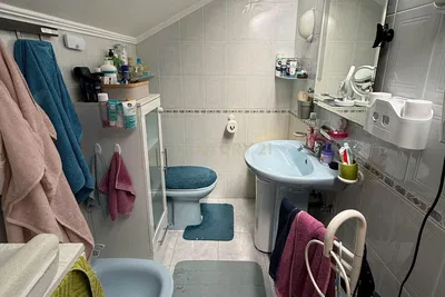 Wohnzimmer; holzboden, tageslicht, moderner stil, hohe decken