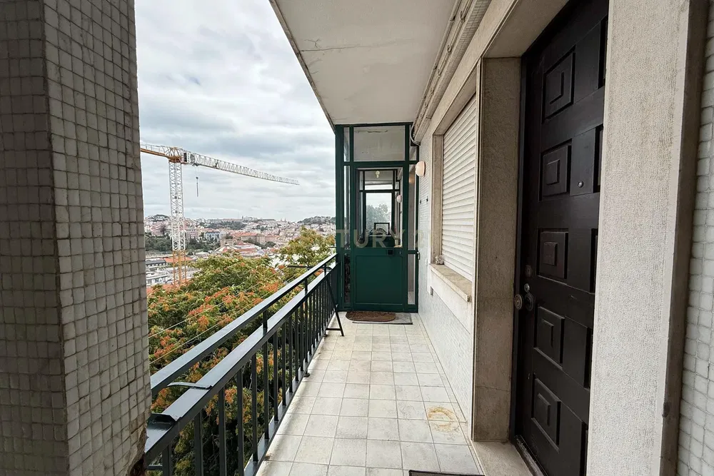 Living room; wood floor, natural light, modern style, high ceiling