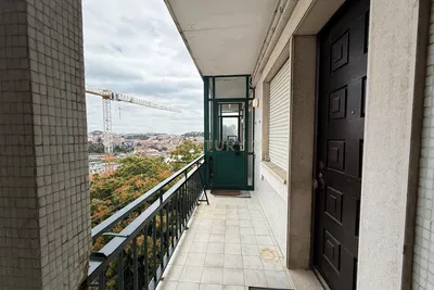 Living room; wood floor, natural light, modern style, high ceiling