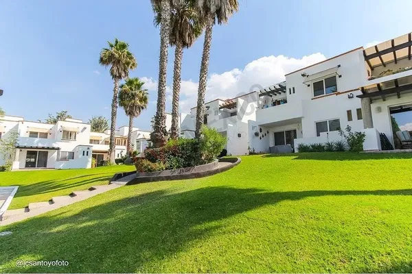 Salon; parquet, lumière naturelle, style moderne, hauteur sous plafond