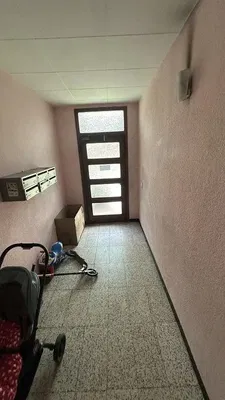 Woonkamer; houten vloer, natuurlijk licht, moderne stijl, hoge plafonds