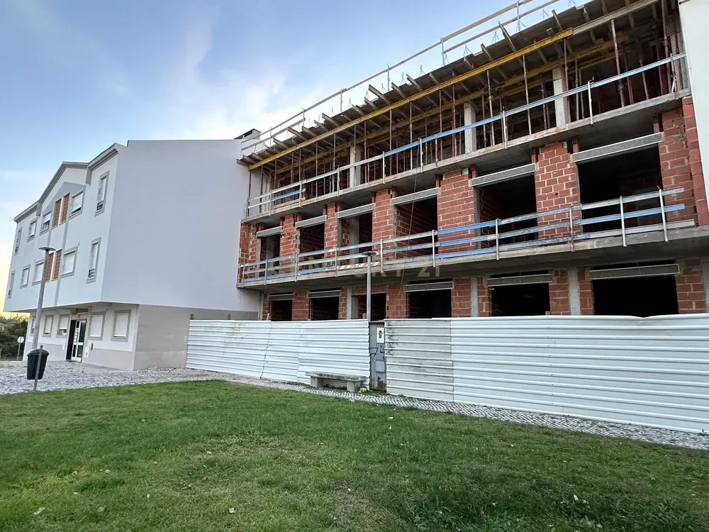 Living room; wood floor, natural light, modern style, high ceiling