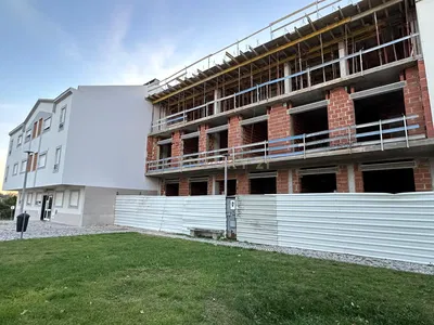 Living room; wood floor, natural light, modern style, high ceiling