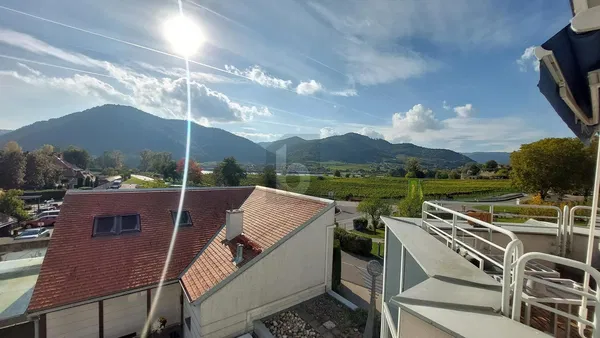 Obývací pokoj; dřevěná podlaha, přirozené světlo, moderní styl, vysoké stropy