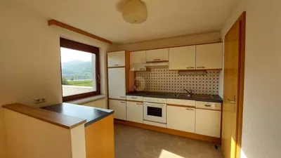 Obývací pokoj; dřevěná podlaha, přirozené světlo, moderní styl, vysoké stropy