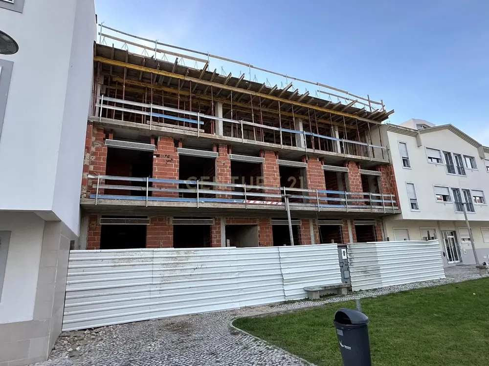 Living room; wood floor, natural light, modern style, high ceiling