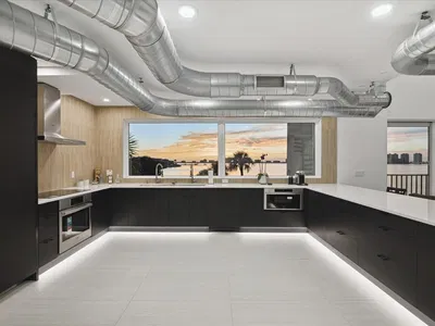 Obývací pokoj; dřevěná podlaha, přirozené světlo, moderní styl, vysoké stropy