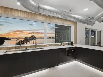 Obývací pokoj; dřevěná podlaha, přirozené světlo, moderní styl, vysoké stropy