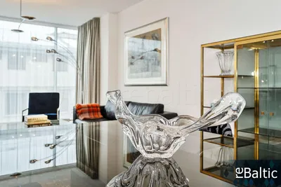 Wohnzimmer; holzboden, tageslicht, moderner stil, hohe decken