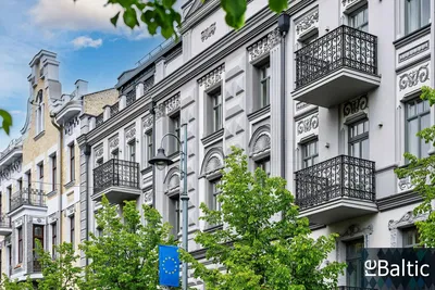 غرفة معيشة; أرضية خشبية, ضوء طبيعي, أسلوب عصري, أسقف عالية