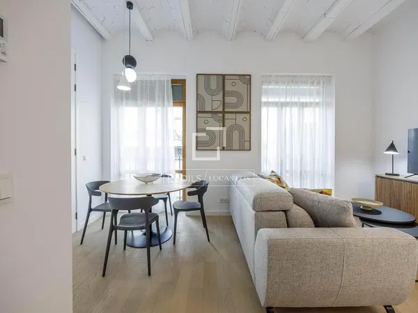 Salón; suelo de madera, luz natural, estilo moderno, techos altos