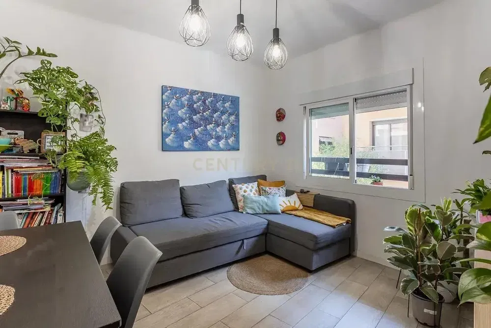 Wohnzimmer; holzboden, tageslicht, moderner stil, hohe decken