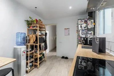 Wohnzimmer; holzboden, tageslicht, moderner stil, hohe decken