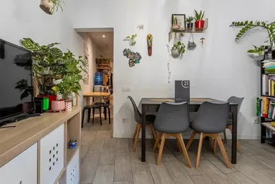 Keuken; keukenapparatuur, houten vloer, natuurlijk licht, moderne stijl, gerenoveerd