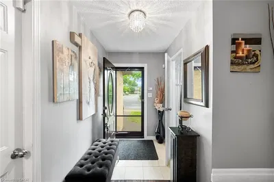 Wohnzimmer; holzboden, tageslicht, moderner stil, hohe decken