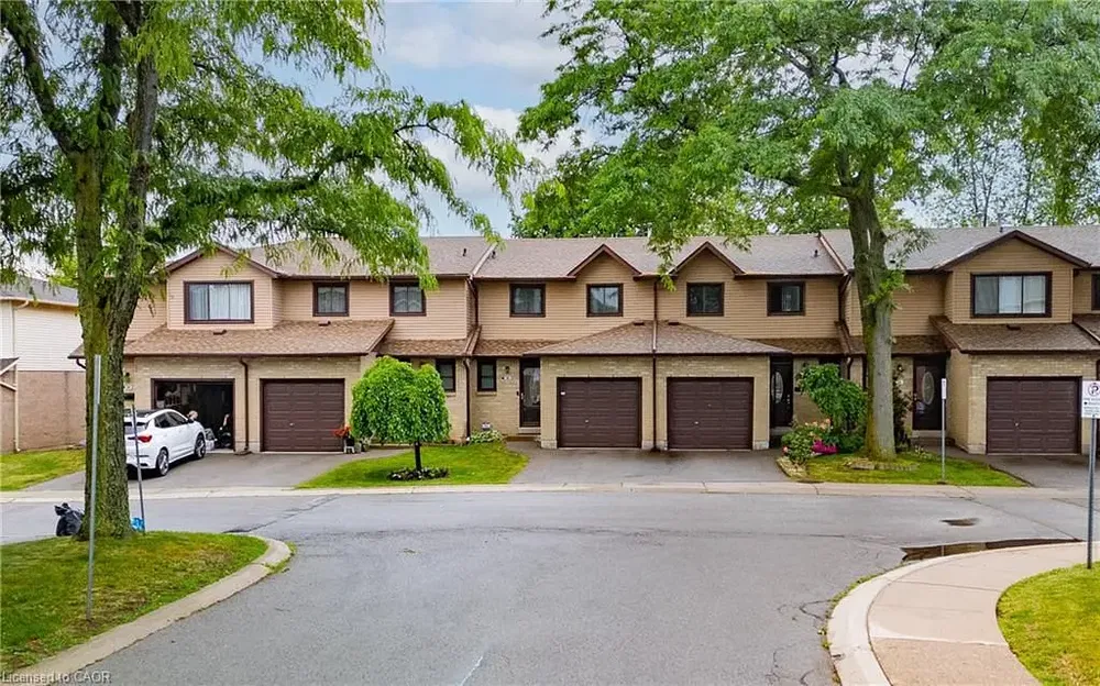Wohnzimmer; holzboden, tageslicht, moderner stil, hohe decken