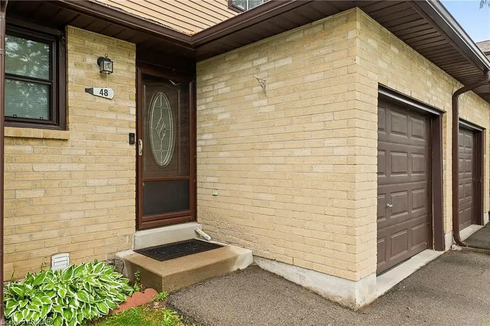 Wohnzimmer; holzboden, tageslicht, moderner stil, hohe decken