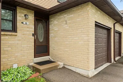 Wohnzimmer; holzboden, tageslicht, moderner stil, hohe decken