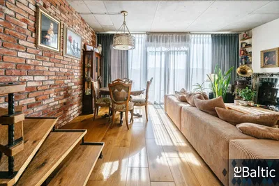 Kuchyně; kuchyňské spotřebiče, dřevěná podlaha, přirozené světlo, moderní styl, po rekonstrukci