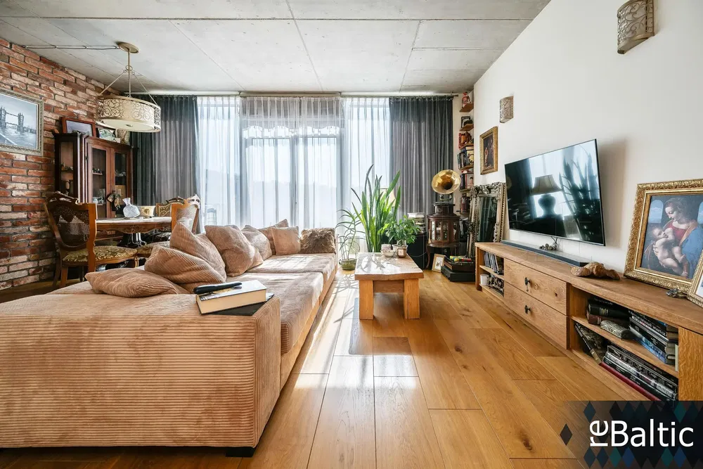 Obývací pokoj; dřevěná podlaha, přirozené světlo, moderní styl, vysoké stropy