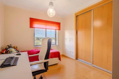 Дневна соба; дрвени под, природно светло, модерни стил, високи плафони