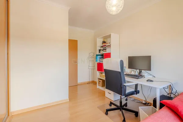 Living room; wood floor, natural light, modern style, high ceiling