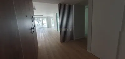 Wohnzimmer; holzboden, tageslicht, moderner stil, hohe decken