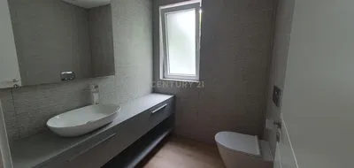 Wohnzimmer; holzboden, tageslicht, moderner stil, hohe decken