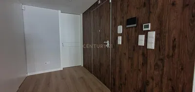 Salon; parquet, lumière naturelle, style moderne, hauteur sous plafond