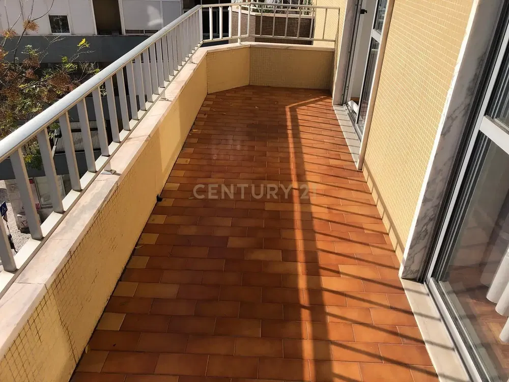 Wohnzimmer; holzboden, tageslicht, moderner stil, hohe decken