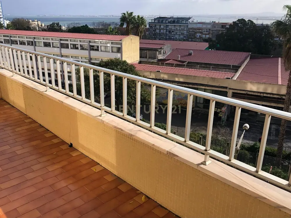 Living room; wood floor, natural light, modern style, high ceiling