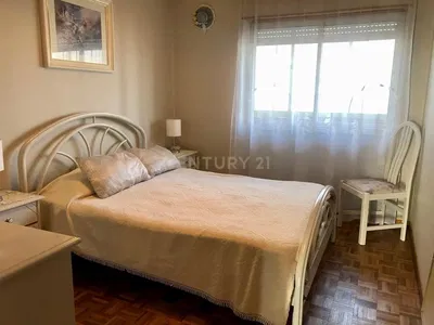 Wohnzimmer; holzboden, tageslicht, moderner stil, hohe decken