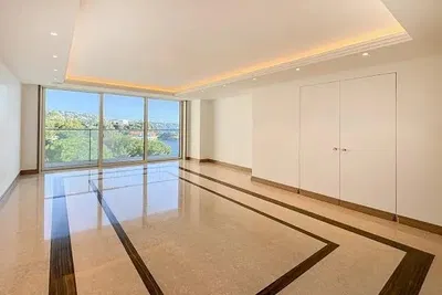 Salon; parquet, lumière naturelle, style moderne, hauteur sous plafond