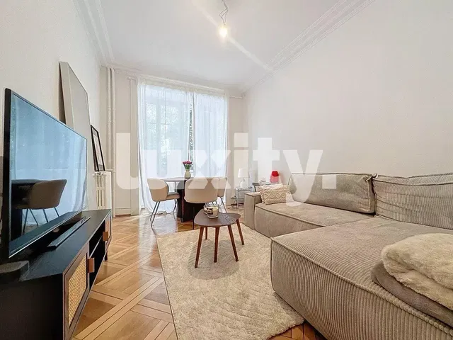 Wohnzimmer; holzboden, tageslicht, moderner stil, hohe decken