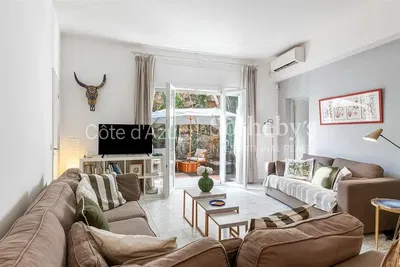 Living room; wood floor, natural light, modern style, high ceiling
