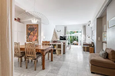 Living room; wood floor, natural light, modern style, high ceiling