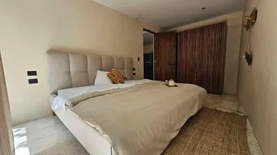 Salon; parquet, lumière naturelle, style moderne, hauteur sous plafond