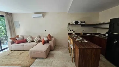 Salon; parquet, lumière naturelle, style moderne, hauteur sous plafond