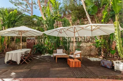 Salon; parquet, lumière naturelle, style moderne, hauteur sous plafond