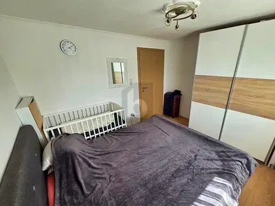 Σαλόνι; ξύλινο πάτωμα, φυσικό φως, μοντέρνο στυλ, ψηλά ταβάνια