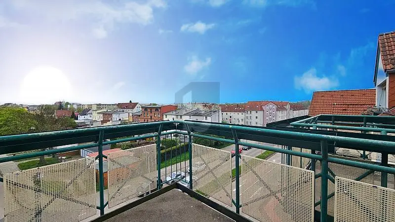 Σαλόνι; ξύλινο πάτωμα, φυσικό φως, μοντέρνο στυλ, ψηλά ταβάνια