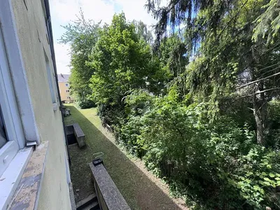 Living room; wood floor, natural light, modern style, high ceiling