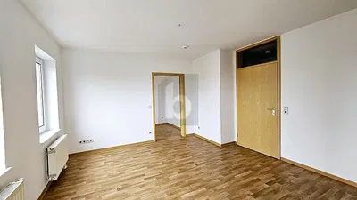 Σαλόνι; ξύλινο πάτωμα, φυσικό φως, μοντέρνο στυλ, ψηλά ταβάνια